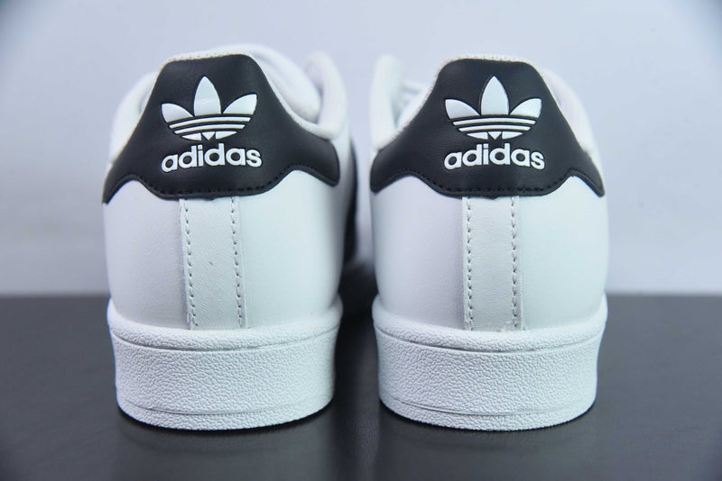 Tênis Adidas SuperStar Detalhes - Branco e Preto